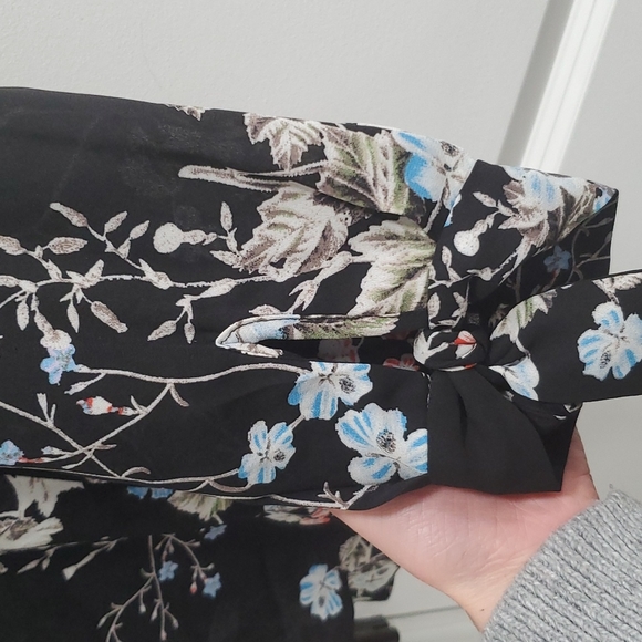 Cece V-Neck Cuffed Long Tie Sleeve Floral Blouse - Picture 3 of 6